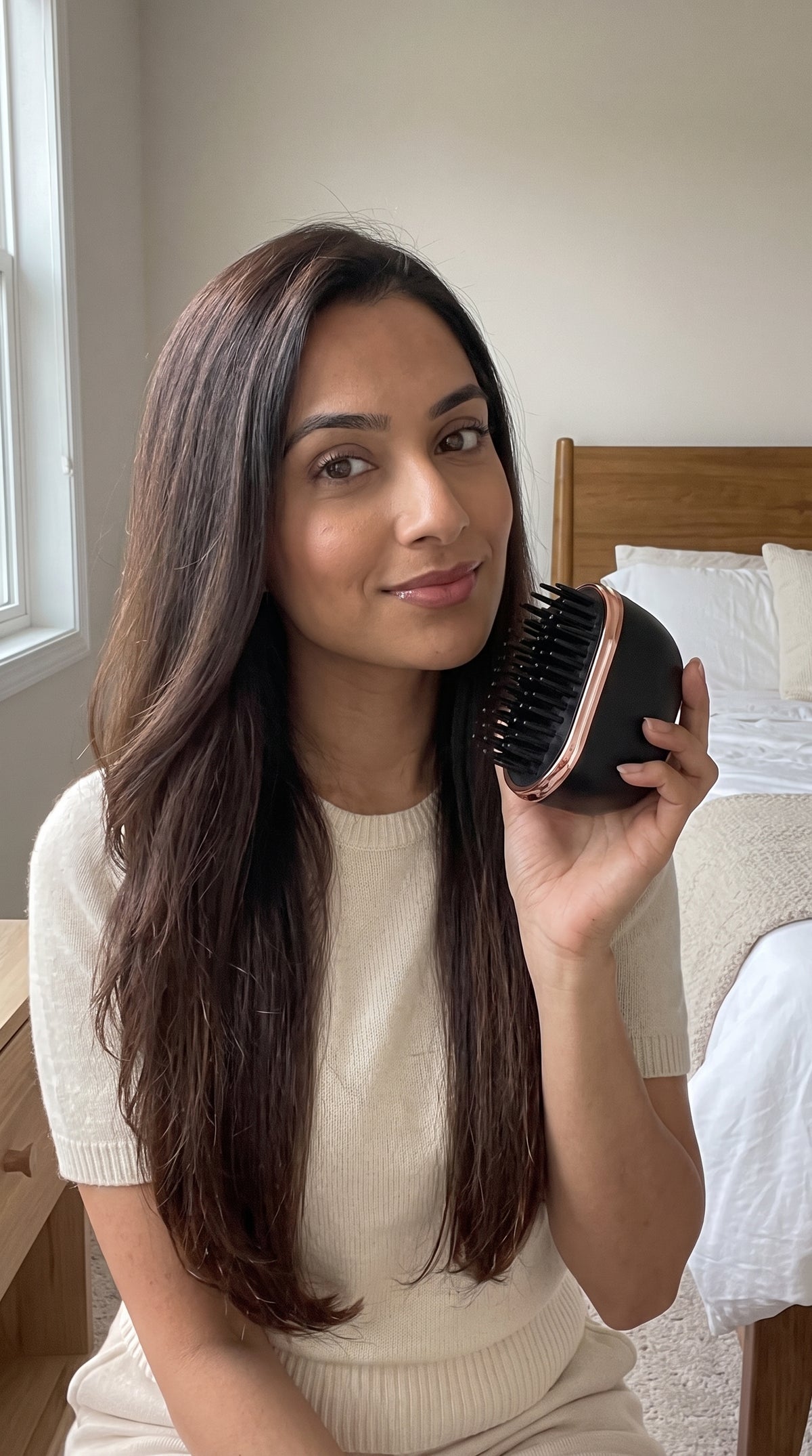 Member of the Rove community holding the compact smoothing comb