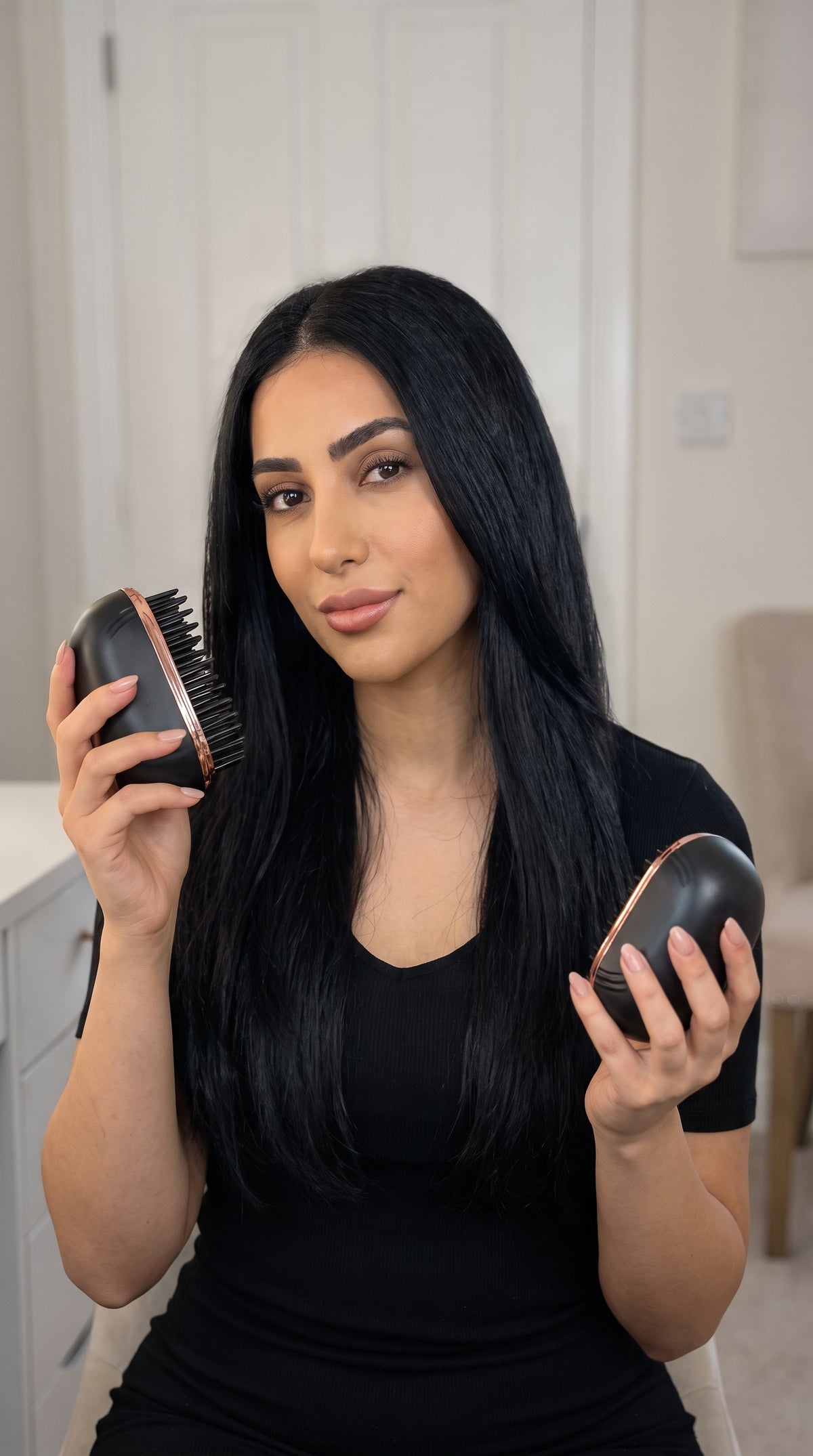 Member of the Rove community holding the compact smoothing comb