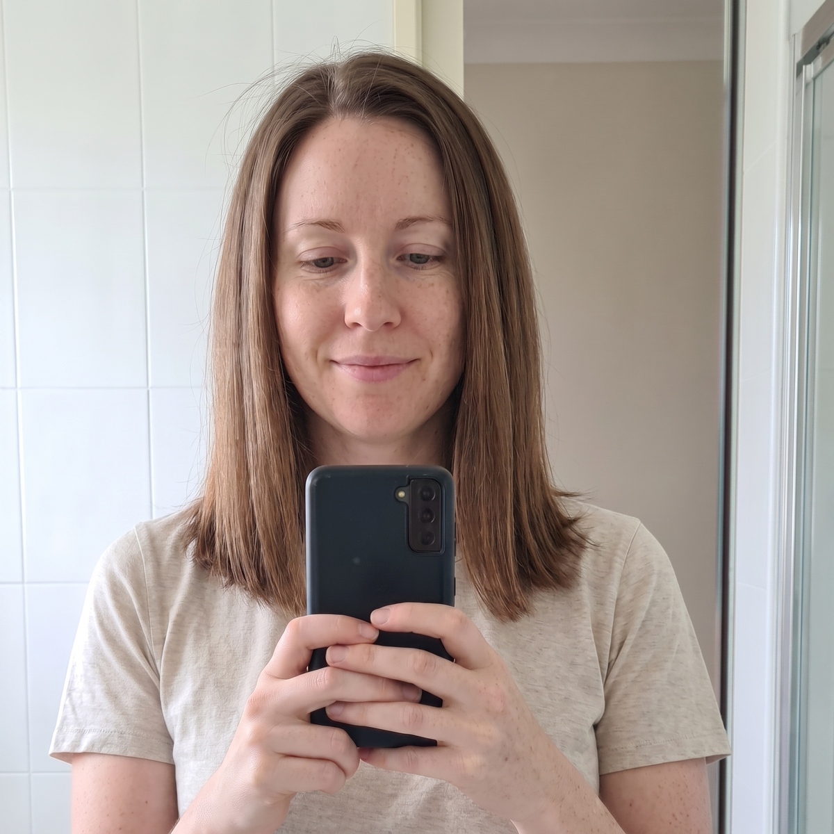 Hair before using the Rové smoothing comb