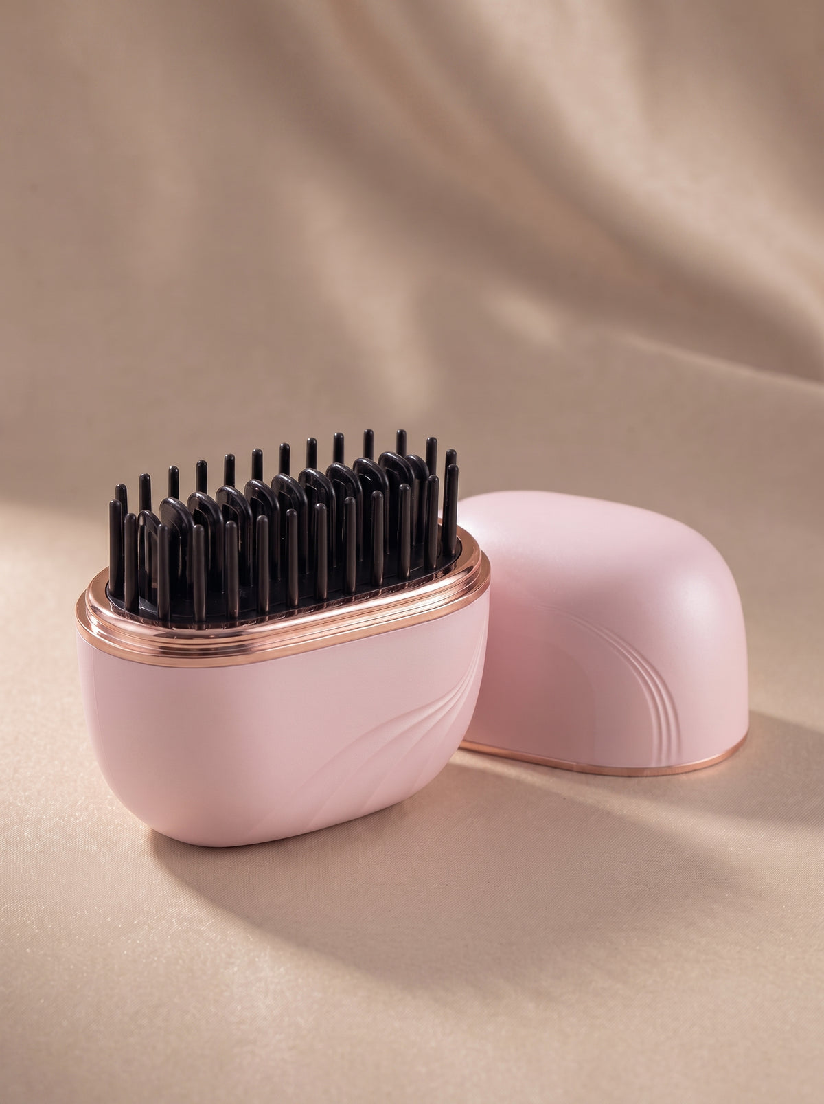 Rové smoothing comb gliding through a small section of dry hair