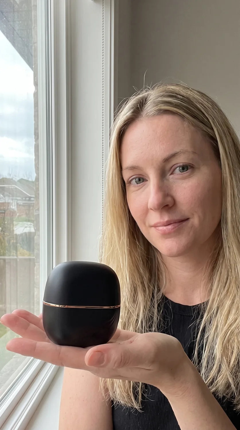 Rové smoothing comb photographed in a mirror routine